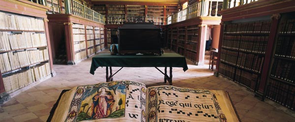 Interior de la biblioteca del Monasterio de Yuso. San Millán de la Cogolla, La Rioja © Turespaña