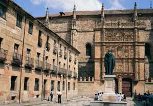 Fachada de la Universidad de Salamanca © Turespaña